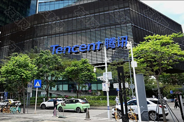 2025年01月11日:在美国将腾讯列为军工企业后 腾讯在香港的股价下跌了5%